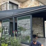 Pergola və sürmə şüşəli fasad panelli qış bağçası